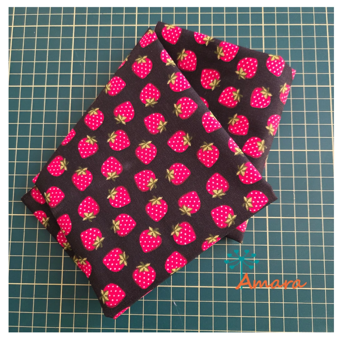 FAT QUARTER - TRICOLINE MORANGO FUNDO PRETO (0,50*0,70m) - MASCARENHAS - 100%ALGODÃO